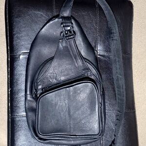 Puro Cuero geniune leather black crossbody  bag,pre-loved